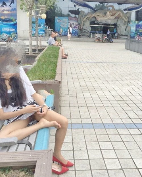 美女各种场所各种中露[22P]