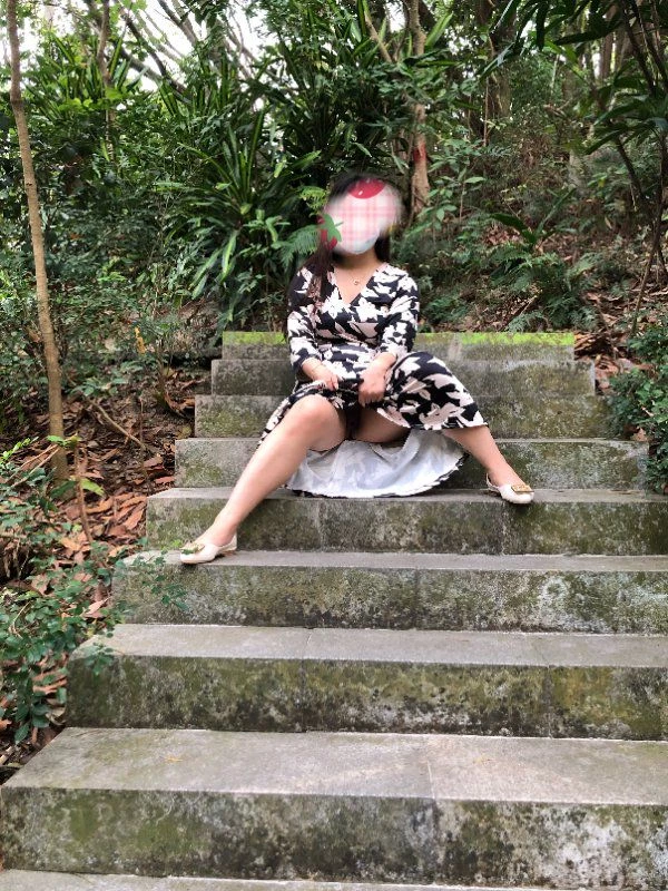 大白天带着丰满小情人到森林公园让骚逼透透气[10P]