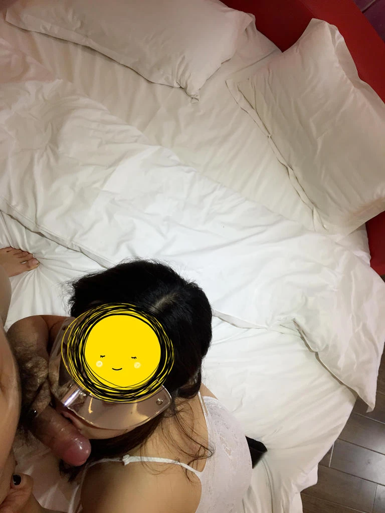 穿情趣内衣的母狗先口再操逼[14P]