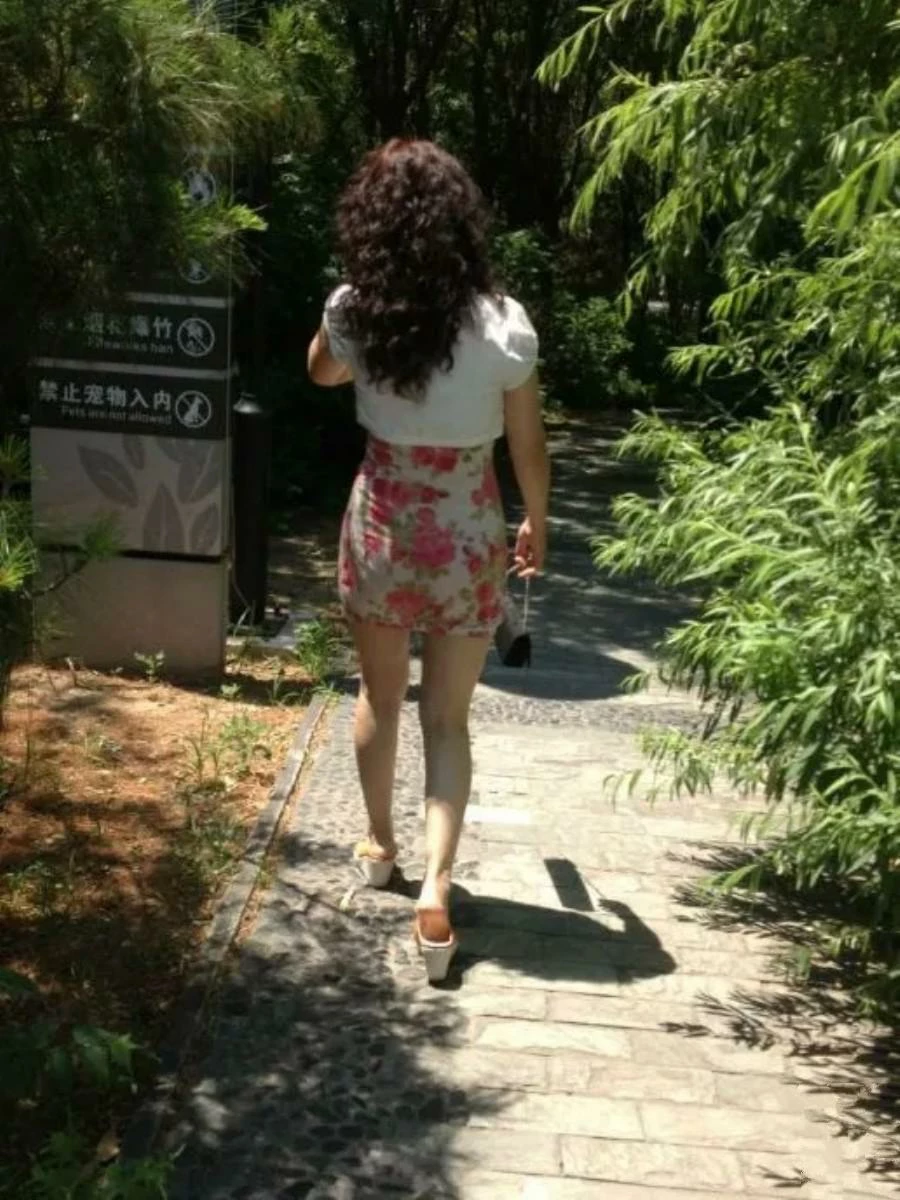 少妇女友路边偏僻角落玩露出 [26P]