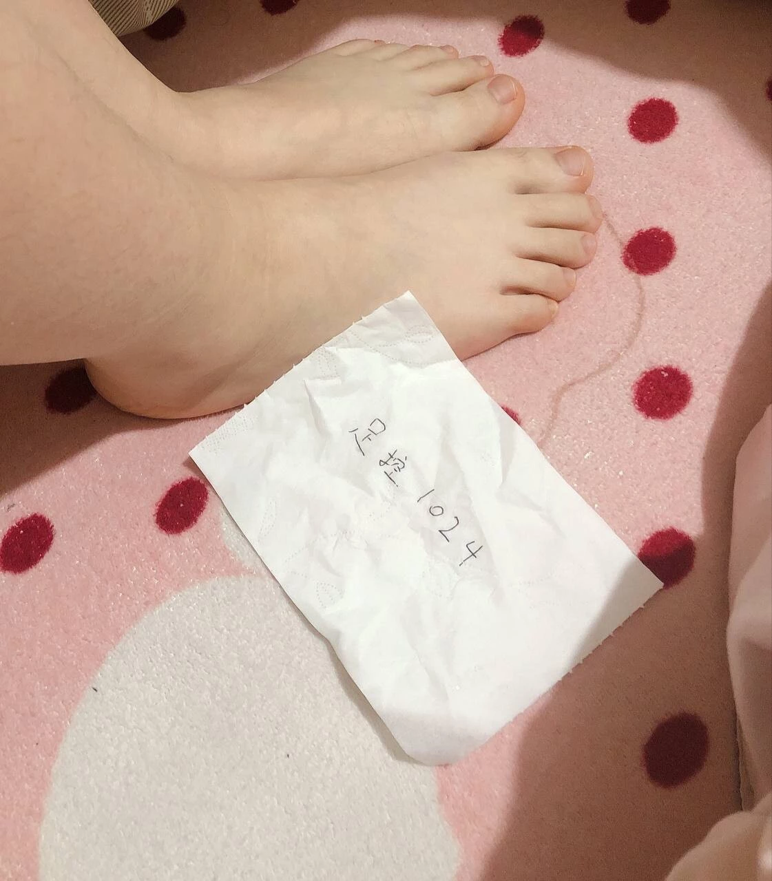 [原创][足控淫妻社]河南99年女友毕业季去实习，被人得手吃饭开房操逼[53P]