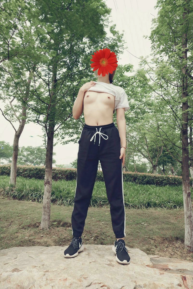 长发妹妹室外到处露出 [13P]