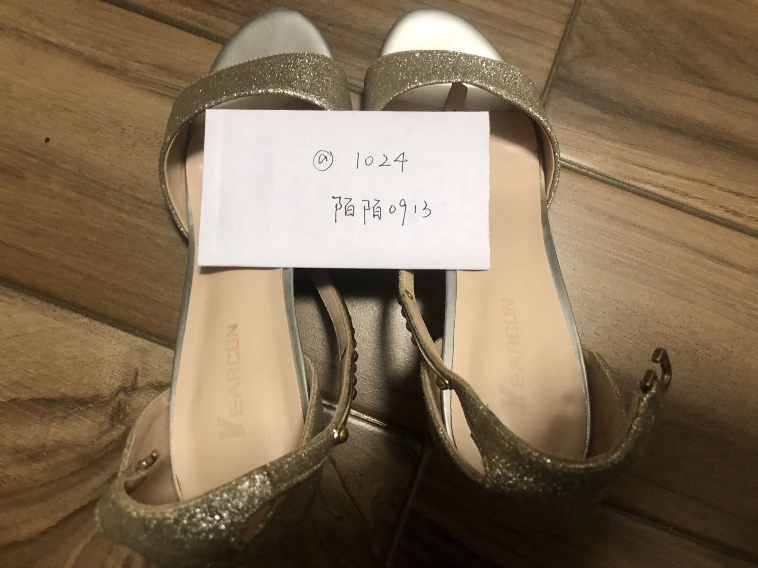[原创]一个丝袜高跟学生制服的骚货，身材极品的榨汁机[24P]