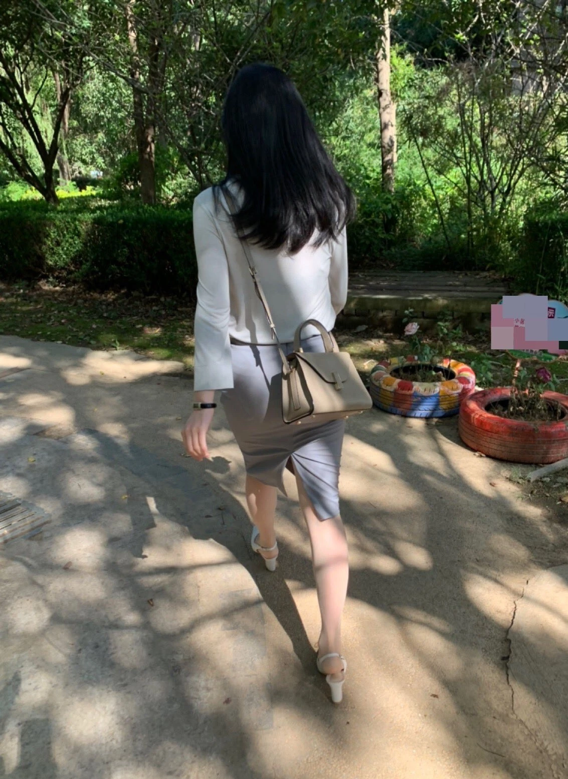 哎呀公务员小姐姐很寂寞反正三通了已经不止被上司干过没有反正偶干的挺爽[38P]