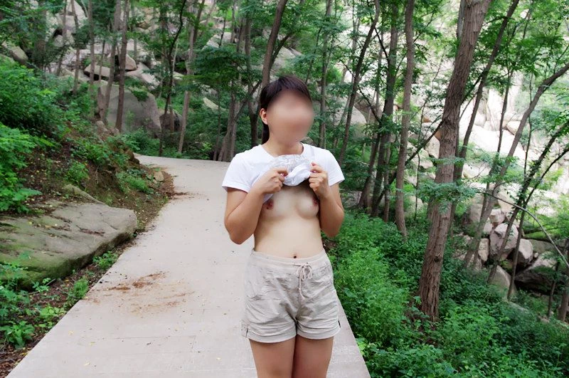 爱野外露出的白虎妹[17P]