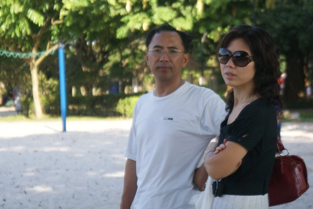 都说嘴唇上方有痣的女人性欲强，她男人只好带她去3P了（露脸）[26P]