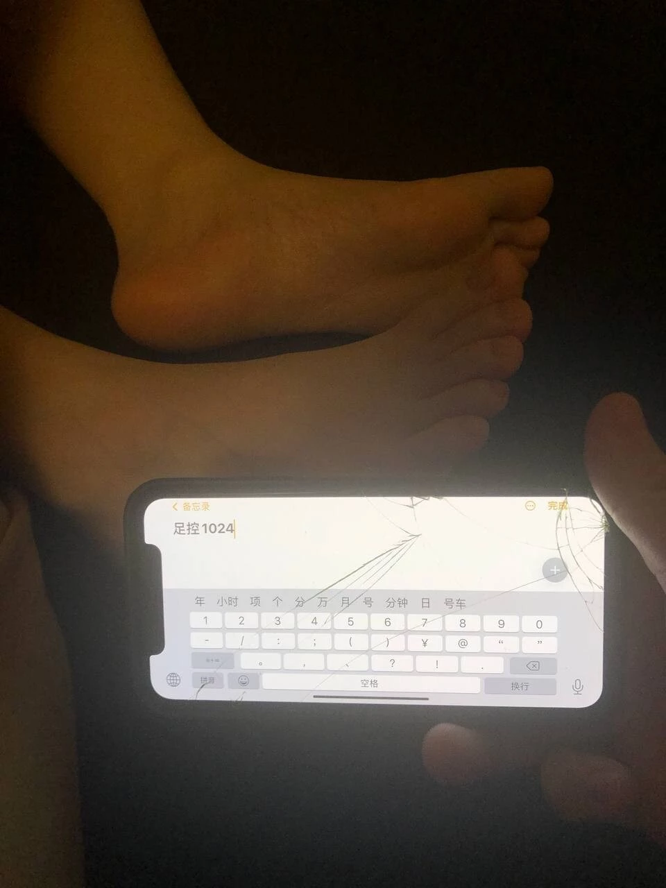 [原创][足控淫妻社]高挑女大学生鲍鱼肥美细腻，老弟情有独钟按住拉掰逼[25P]