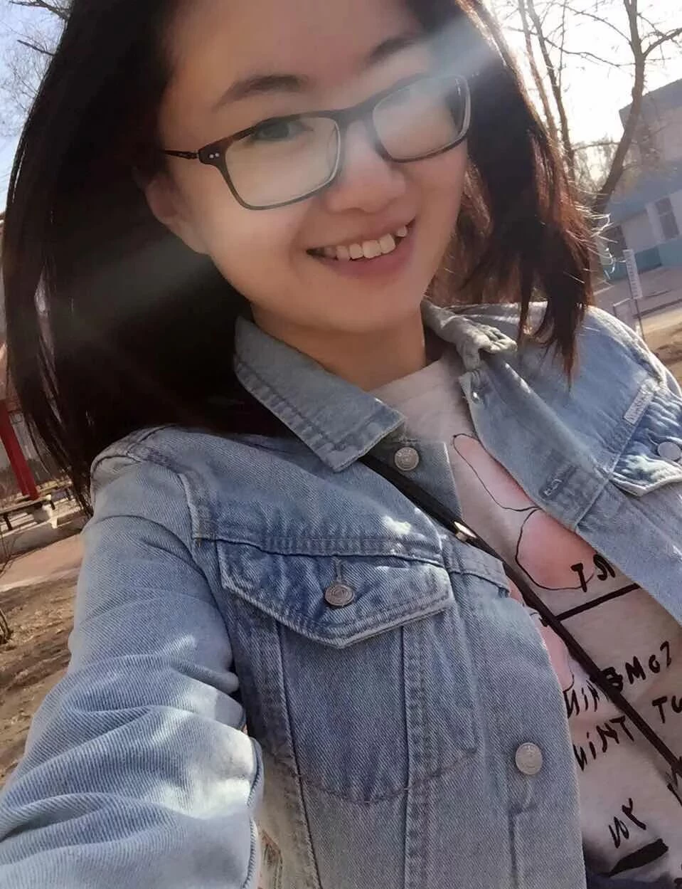 活泼可爱的眼镜妹 [16P]