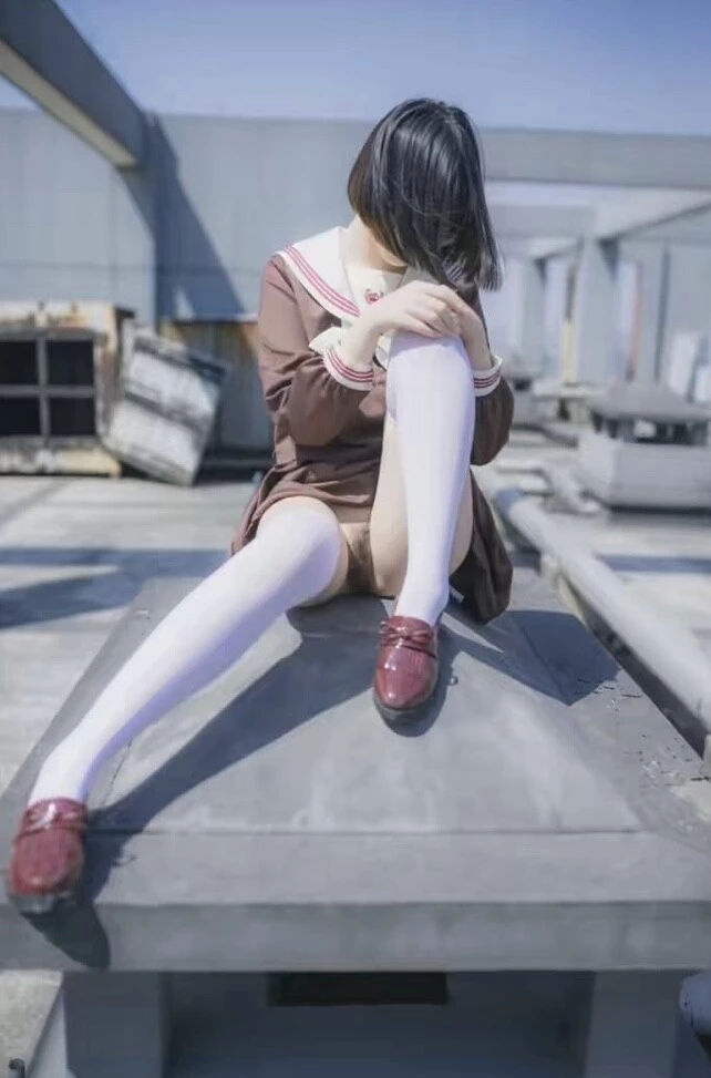 JK小妹子的天台露出故事，张开腿就拥有全世界[14P]