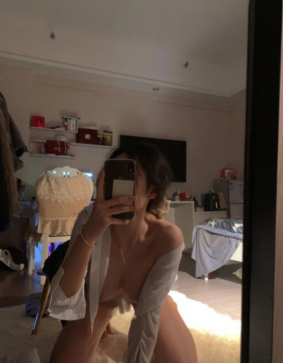 分享一个网调超爱对镜自拍的小母狗[24p]