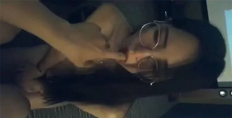 我老婆跪下来给我舔鸡巴[10P]