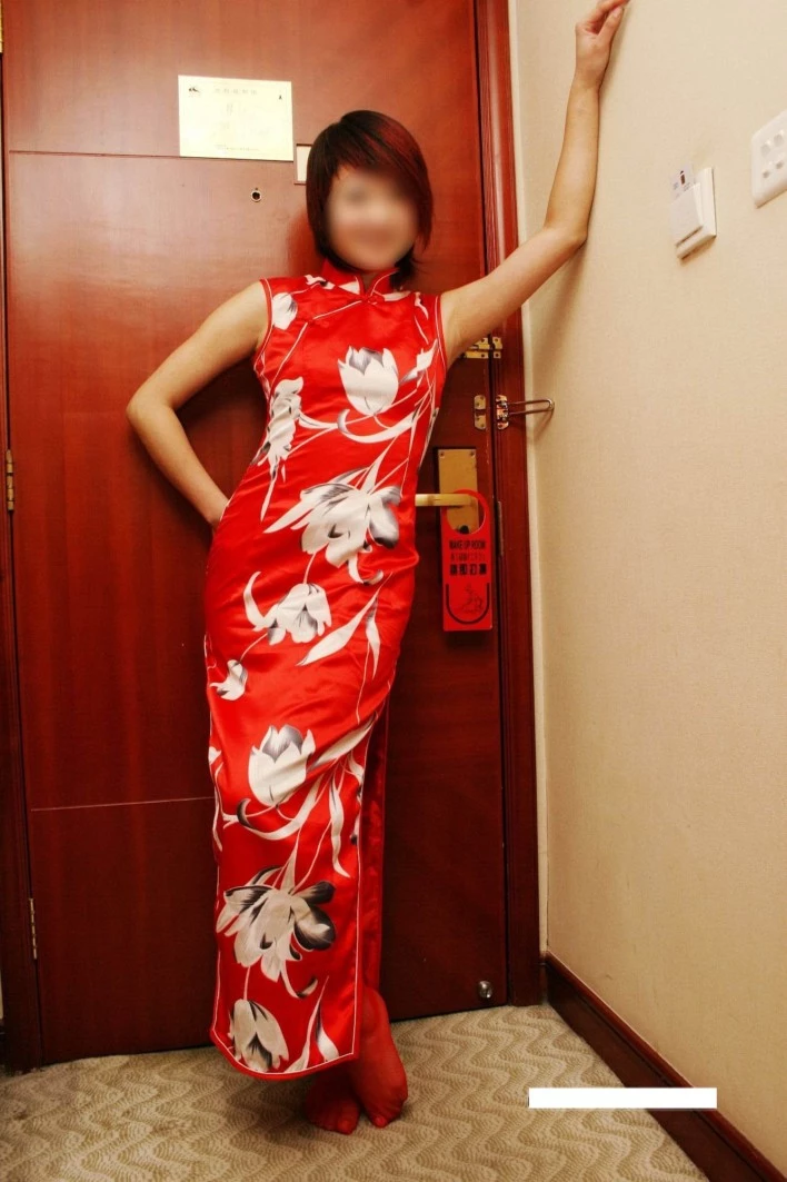 火红的旗袍，妹妹身材玲珑有致，一对坚挺的咪咪亭亭玉立[23P]
