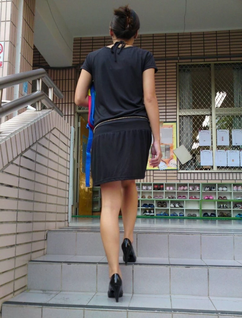 刚毕业的小妹妹很快融入新环境[55P]