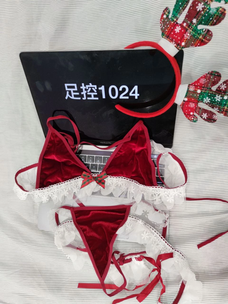 [原创][足控淫妻社]圣诞虽然过了，但是妹子还在呀，燥起来[31P]