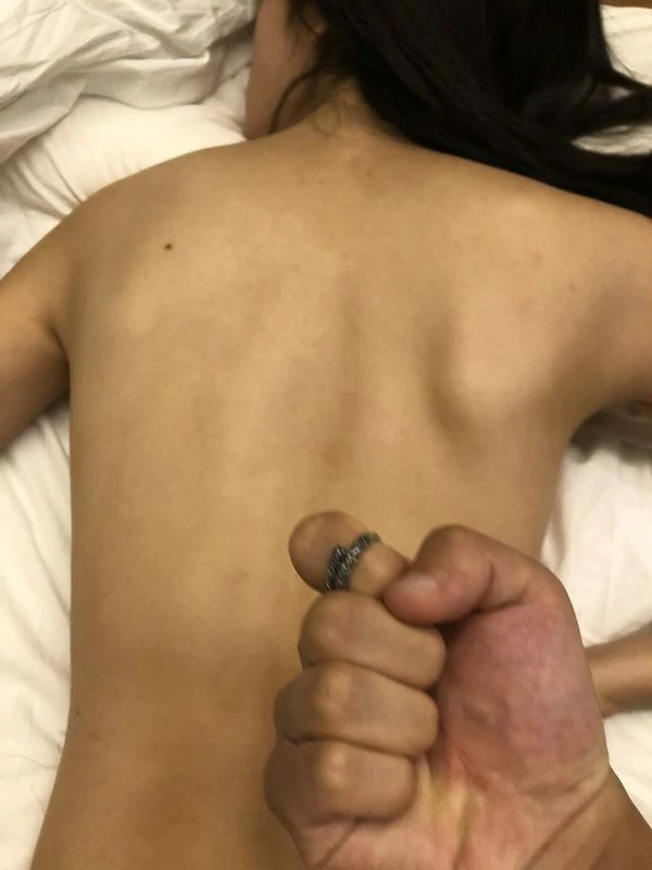 啪射出品00后小骚货出来做野模[17P]