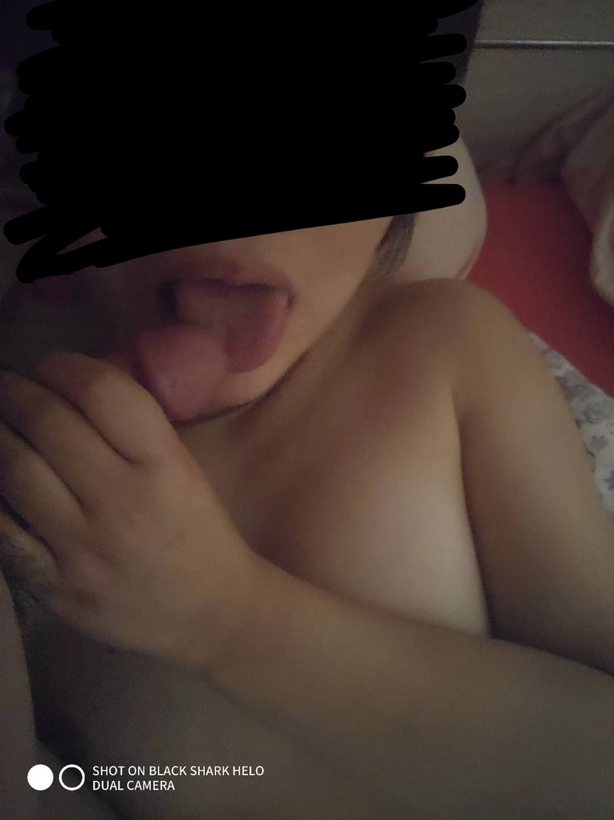 [原创][足控淫妻社]朋友们帮我看看，嫂子下面插这个啤酒瓶是什么牌子的[15P]