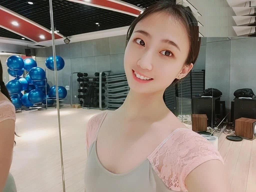 瑜伽馆的反差妹，小试SM[24P]