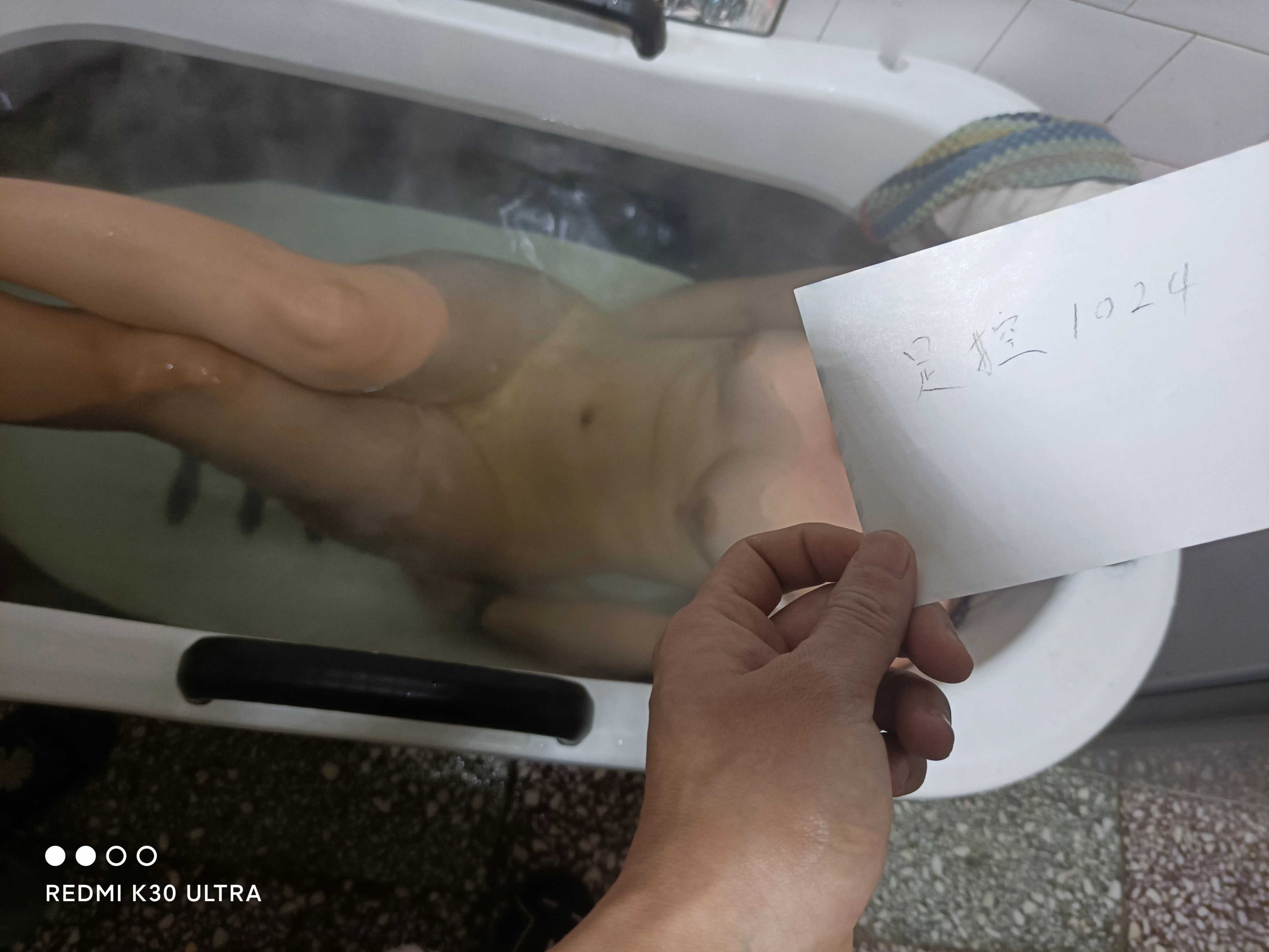 [原创][足控淫妻社]朋友们帮我看看，嫂子下面插这个啤酒瓶是什么牌子的[15P]