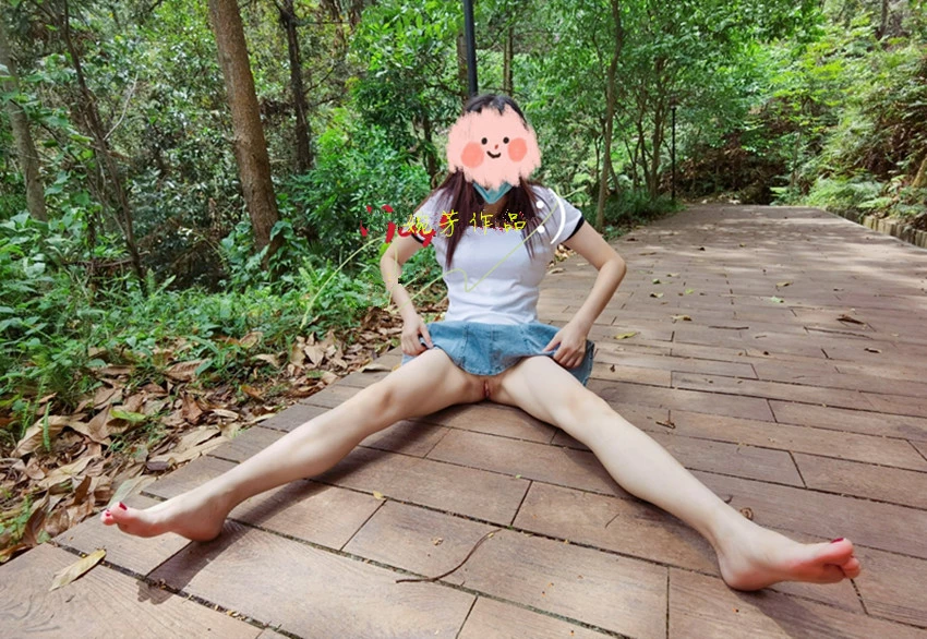脚丫子脏脏的女主管 你还会爱吗？来个汗臭的猛男帮我舔干净[15P]