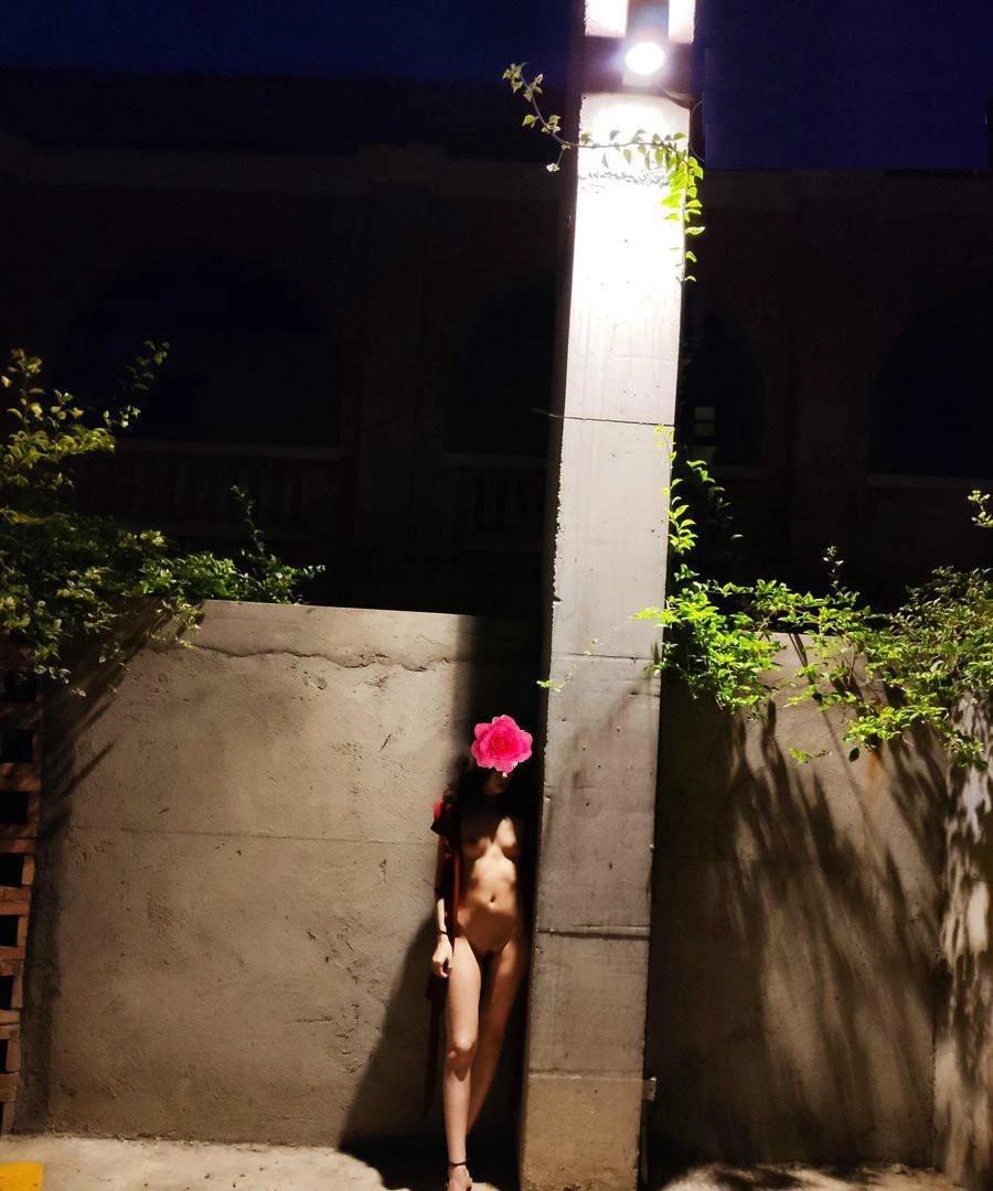 摇曳的灯光，颓废的厂房，萌动的欲望[10P]