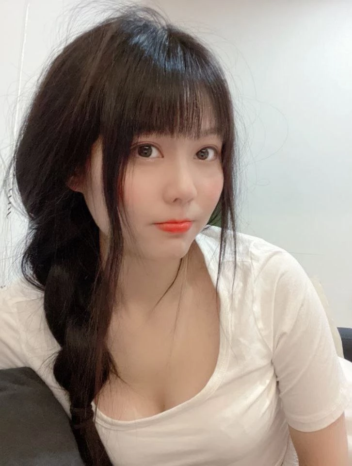 真想把那贴一起的阴唇撑开来[17P]