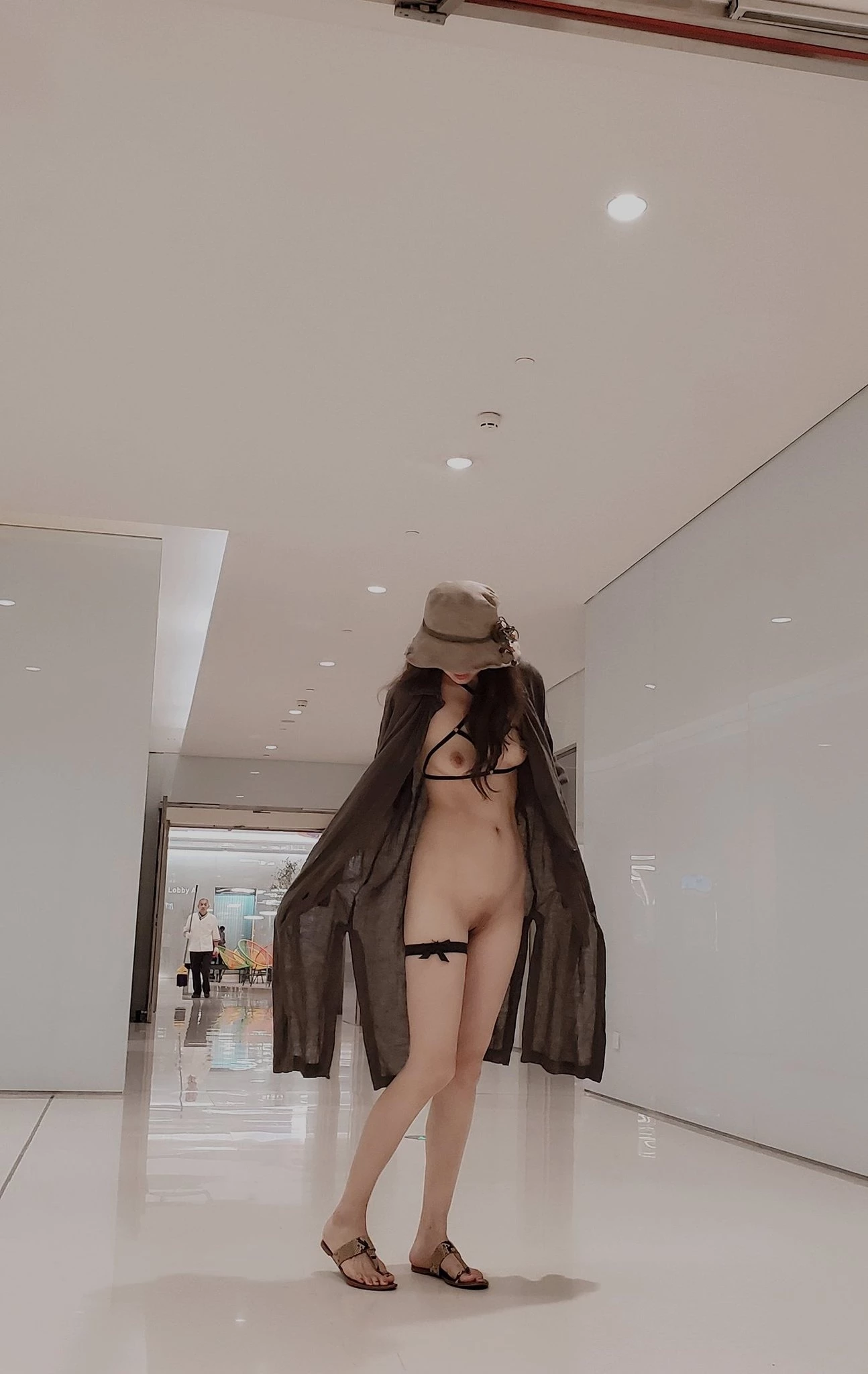商场露出的小姐姐[12P]