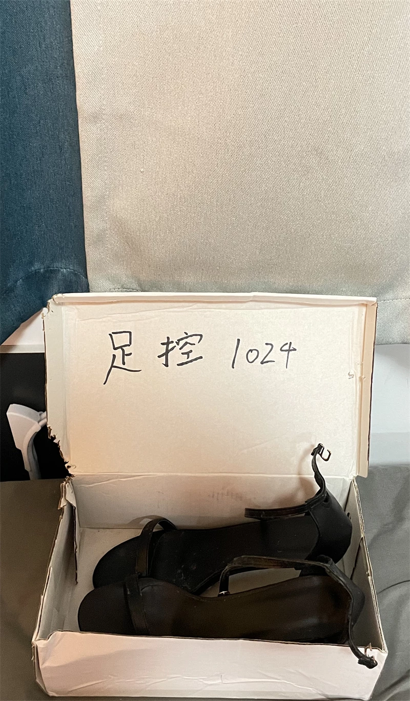 [原创][足控淫妻社]女友要给大家日，今年正在读大四，[32P]