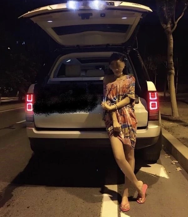 户外露出后车震[14P]