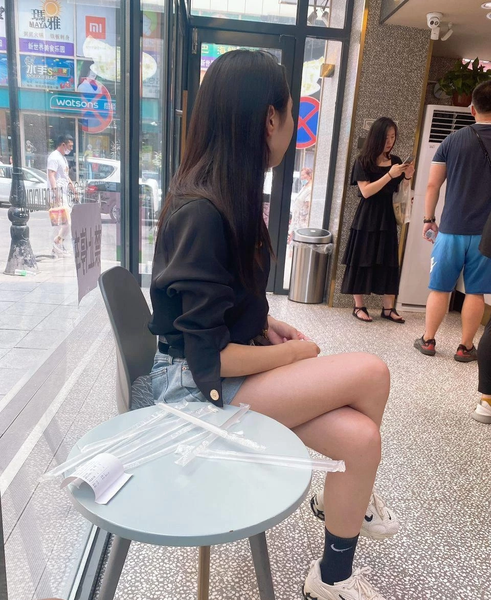 约炮年清小白领[10P]