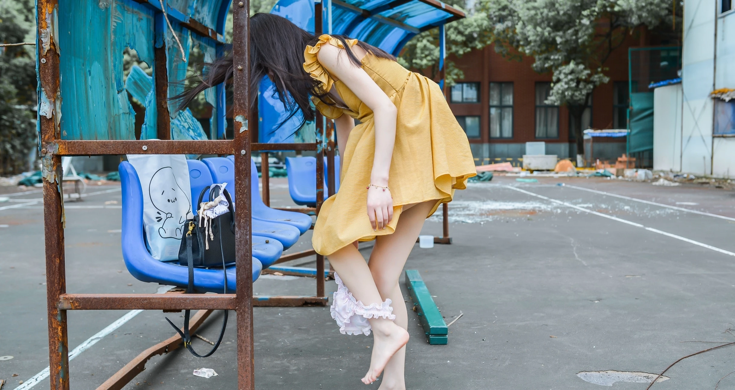 爱穿黄色裙子的小姐姐01[22P]