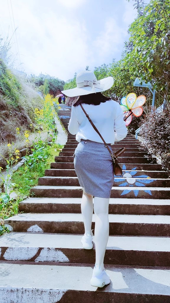 花香喜来春，屄骚更知春 花影扶疏里，人在阡陌间 油菜花好看吗？？[18P]