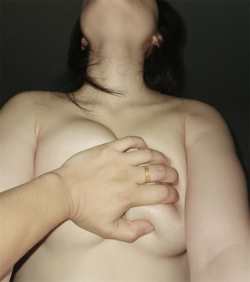[原创][足控淫妻社]由于媳妇水太多，做的时候都把纸巾放她屁股上面备着[15P]