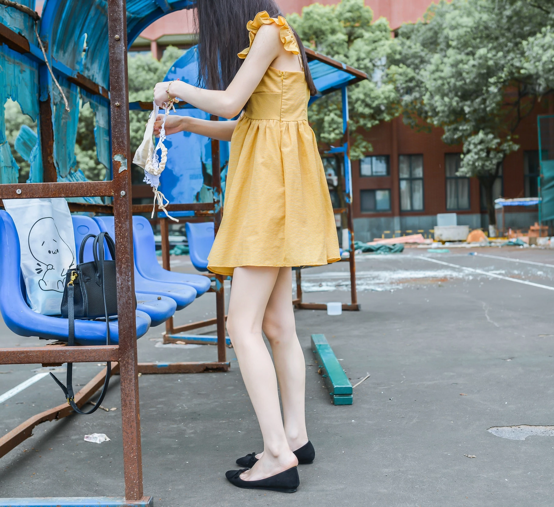 爱穿黄色裙子的小姐姐01[22P]