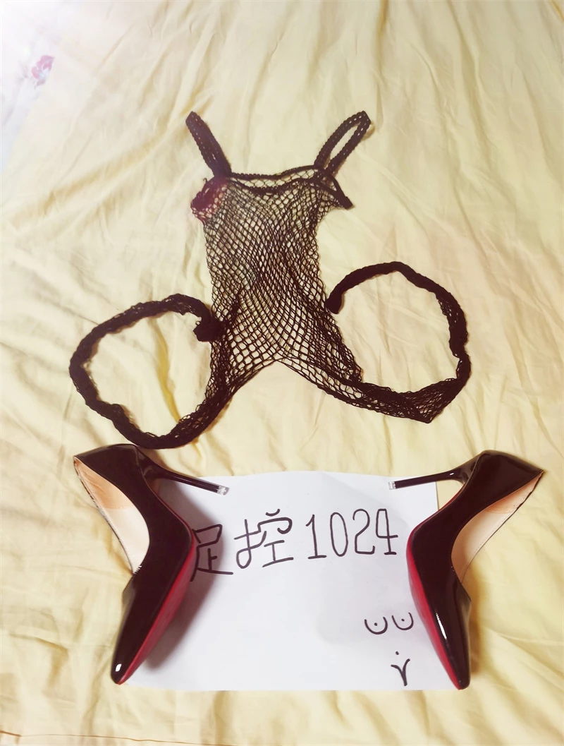 [原创][足控淫妻社]一开始我以为是正常拍摄，直到兄弟把那幺大一根蜡烛掏出来[26P]