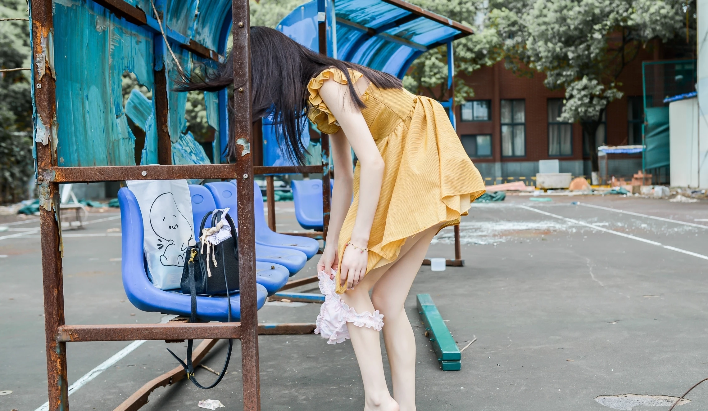 爱穿黄色裙子的小姐姐01[22P]