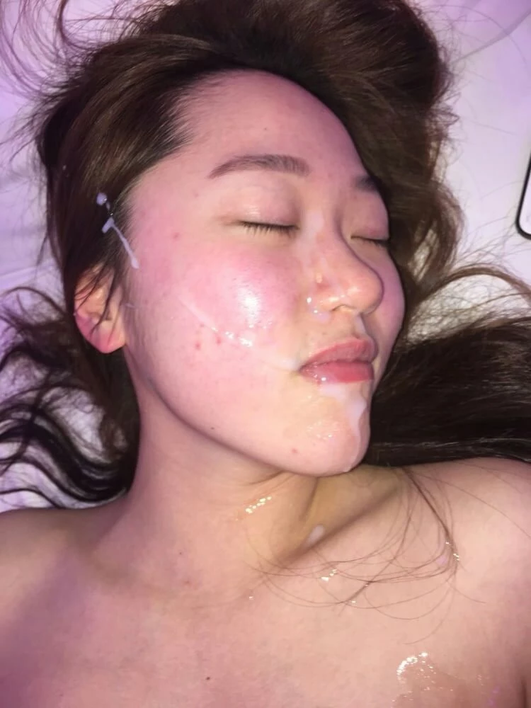 给小骚货来个颜射[10P]