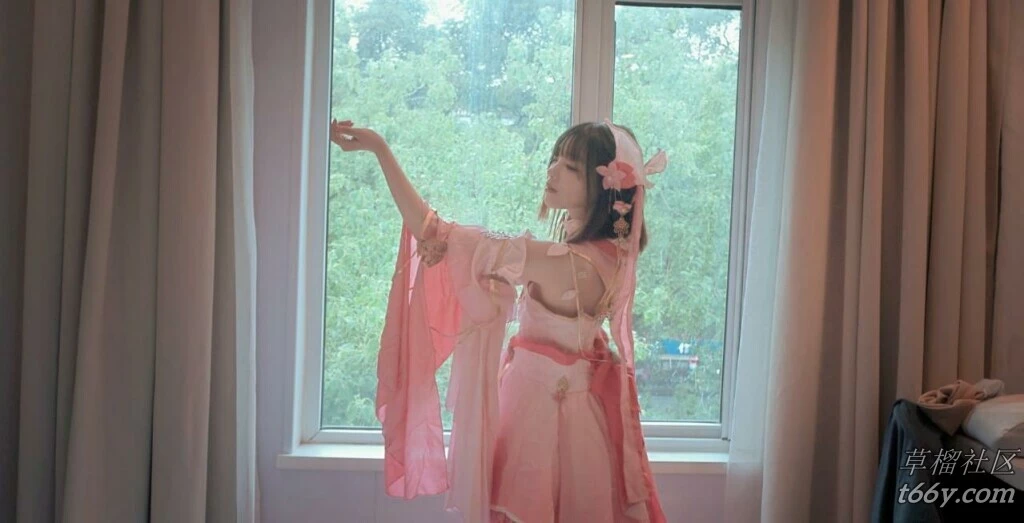 妹子属于耐看型 越看越顺眼COS户外露出妥妥的小淫娃[20P]