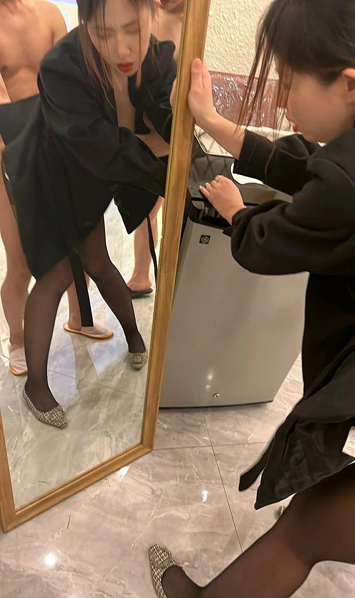 到底是两个人舒服还是三个人更满足[10P]