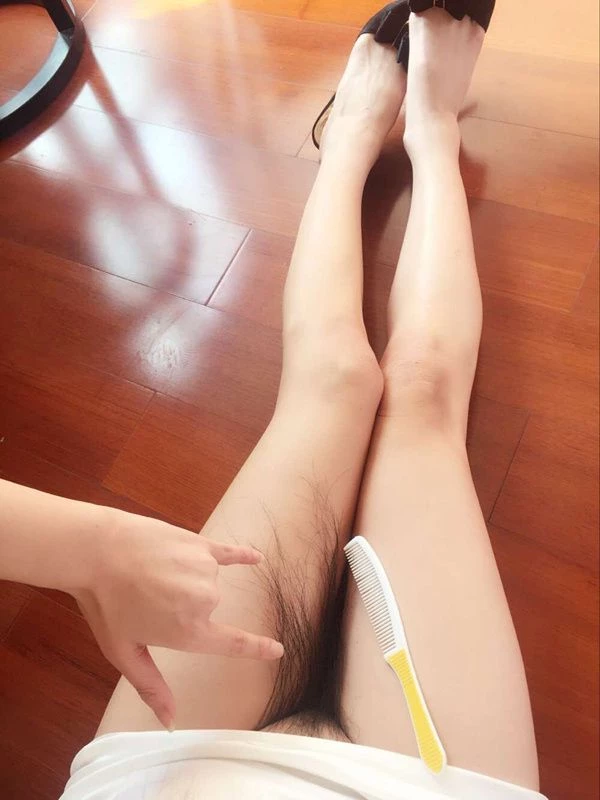 别人老婆有长长的头发,我家老婆有长长的“毛发”[17P]