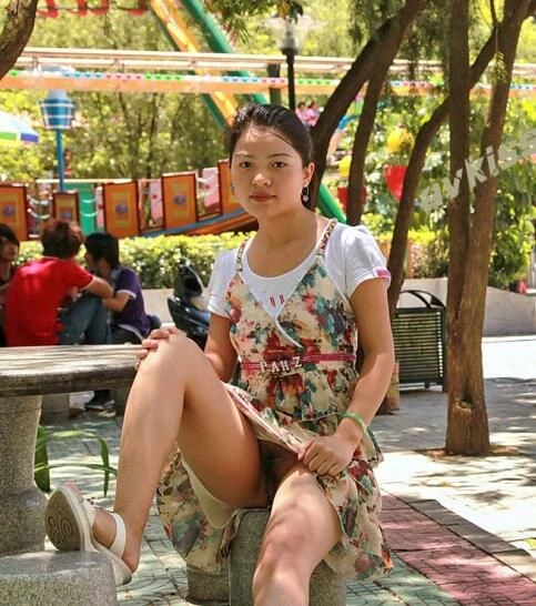 奔放少妇游乐场露出[11P]