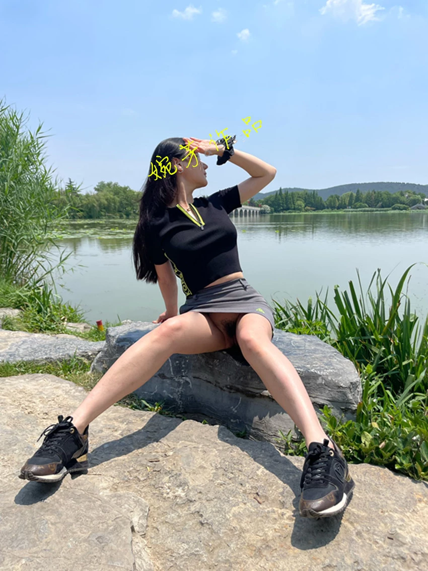 我以为自己是已逃离围城的可以尽情释放内心，让皮囊浅薄的活着，让灵魂自由的修行感谢相识，虽然没有谋面。[25P]
