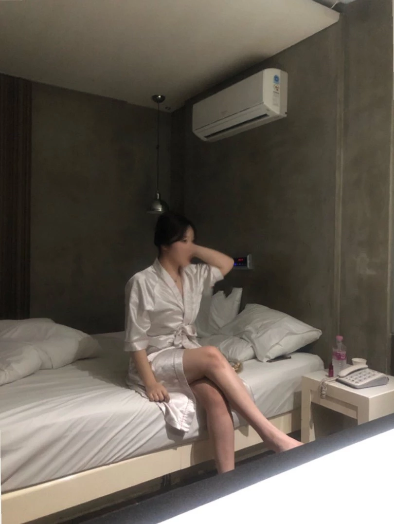 口爆圣水掰开骚穴，长腿蜜桃臀极品女神！[23P]
