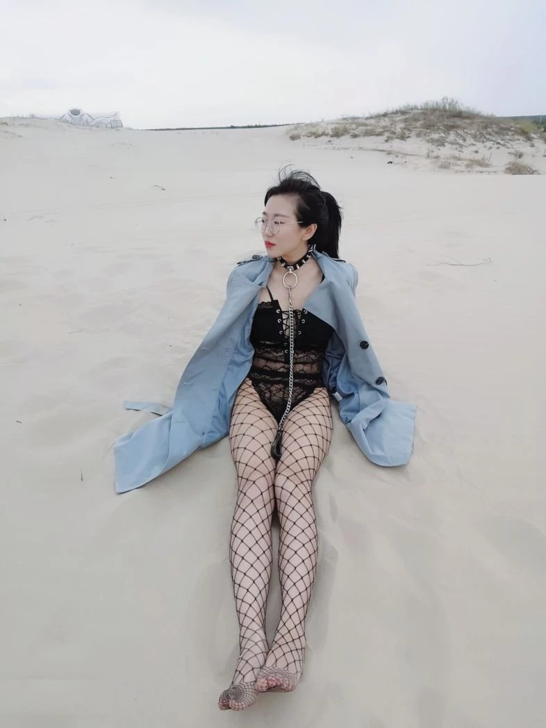 邻居家的电脑里面发现的，他老婆平时非常文静有气质，没想到这么骚，新图[25P]
