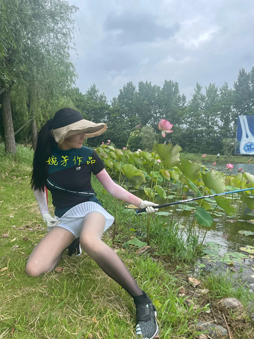 我以为自己是已逃离围城的可以尽情释放内心，让皮囊浅薄的活着，让灵魂自由的修行感谢相识，虽然没有谋面。[25P]