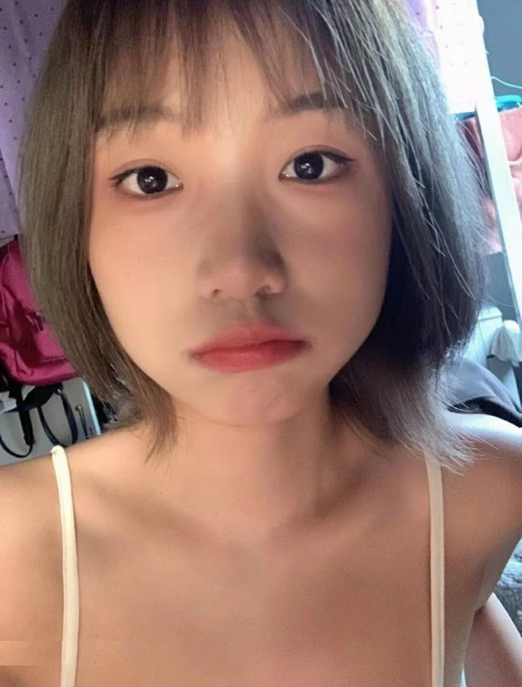 小骚货是个反差婊，性欲强，我也是勉强能满足她[19P]