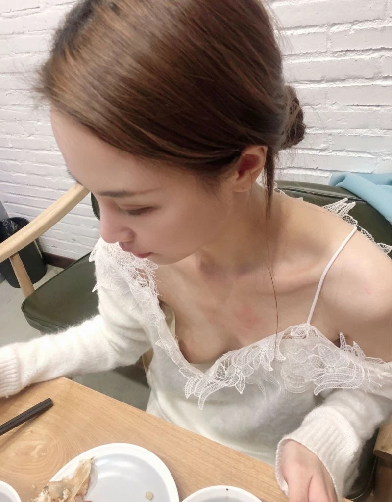 反差婊露脸已婚人妻小雅不健康自拍流出 粉笔蜂腰蜜桃臀超级骚[24P]