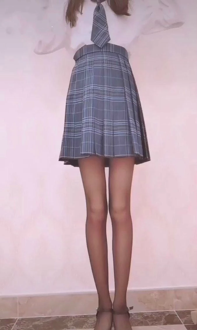 炮友心血来潮玩起了制服诱惑[10P]