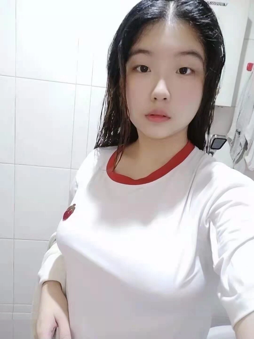 有肉的身材操起来才会更有感觉，特别是这个丰臀，后入或者肛交都会蛮爽的[19P]