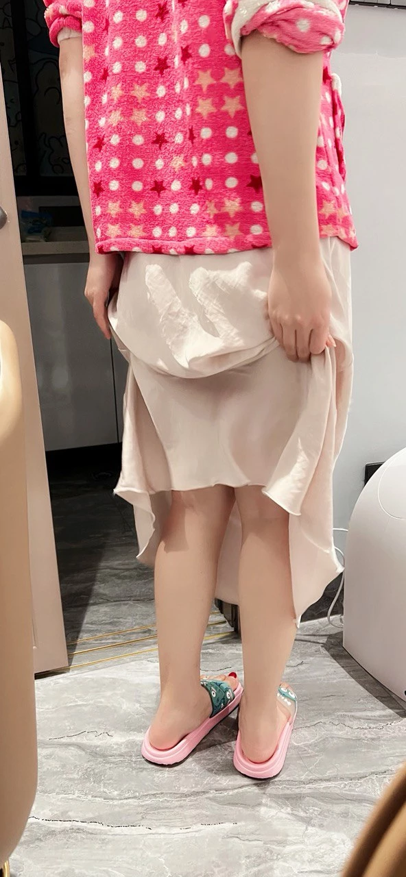 [ID认证]淫妻小学老师第四季，潇潇老师裙子里不穿内裤，还掀起来给大家看