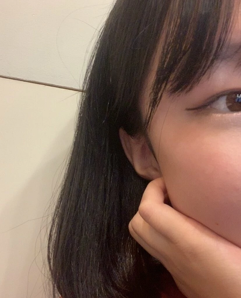 半露脸自拍，美乳发育很好，嫩穴更是一绝[20P]